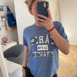 Marc Jacobs T-shirt  - Säljer denna snygga marcjacobs t-shirt i storlek Large. Köpte den stor medvetet eftersom att jag ville ha den oversized. Färgen ska vara lite lätt urtvättad blå så det är inte att den är urtvättad. Frakt tillkommer om inget annat är överenskommet☺️