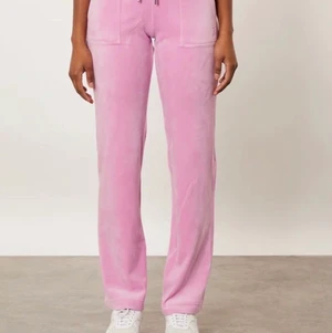 Juicy couture  - Juicy couture i färgen rosa. Säljer eftersom de inte kommer till användning. Köpare står för frakt. Ganska bra skick, använda sparsamt. Buda!