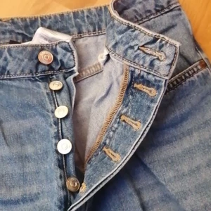 Mörkblå oanvända jeans.  - Sköna jeans, inte tajta. Passar dig som är 150-160 cm. De är mycket mörkare i verkligheten. Har många knappar, inget blixtlås. 