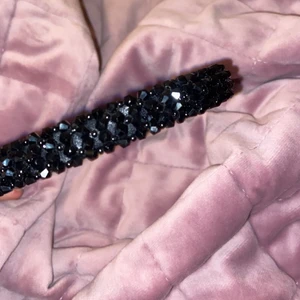 Diadem  - Superfint svart trendigt diadem, frakten ligger på 27 kronor💗 Bud på 90, köp direkt för 150