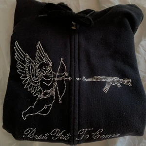 Best yet to come hoodie - Säljer dena svarta Best Yet To Come hoodie i storlek S då den inte kommer till användning. Den har tyvärr tappat 4 stenar men inget man tänker på. Skriv privat för intresse 😊❗️Köparen står för frakten❗️