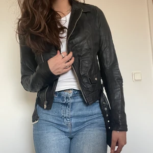 Jofama by Kenza Skinnjacka  - 🖤En Jofama by Kenza skinnjacka. Tyvärr för liten för mig.  Frakten kan bli mer eller mindre beroende på vilket paket den får plats i!🖤