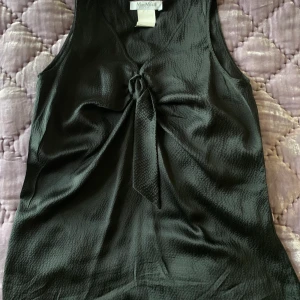 Max Mara ny siden topp, storlek 36 - Ny siden Max Mara topp, aldrig använt