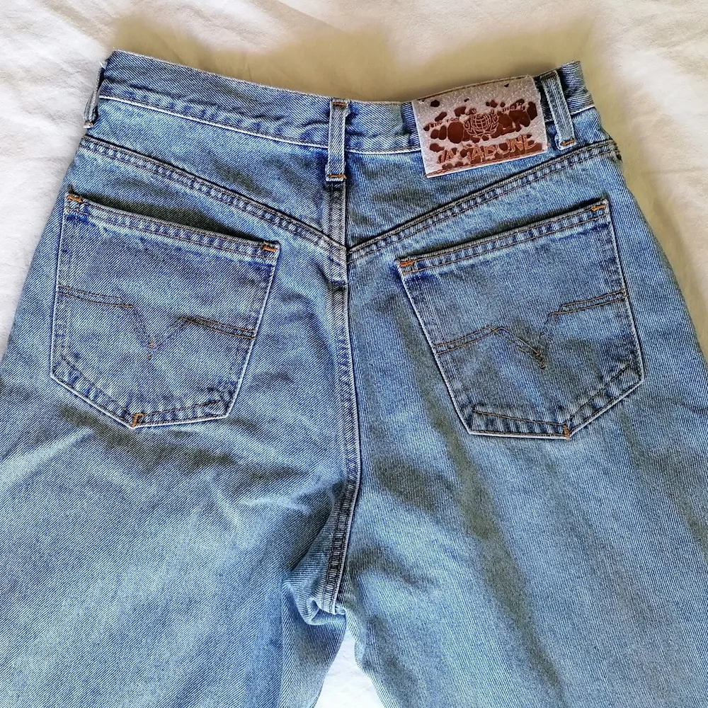 Dessa häftiga 90's vintage jeans från VAGABOND är tillverkade i Italien med högkvalitativt denimtyg. 🇮🇹 Med fem fickor, dragkedja, knapp och detaljsöm är dessa byxor både detaljerade och tidlöst stilrena. Den något slitna looken tillför till känslan av äkta vintage. Fler bilder kan skickas vid önskan! Längd: 105 cm. Jeans & Byxor.