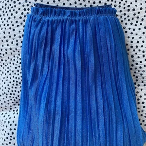 Kjol zara  - Kjol från zara. Plisserad, blå, glittrig! Snygg till sommar och vinter! 