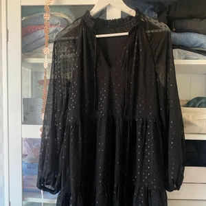 Klänning  - Säljer snyggaste klänningen från Gina tricot. Passar till alla tillfällen! Aldrig använd! 