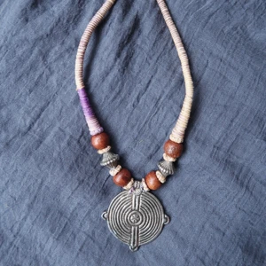 Halsband - Från Indien. Frakt tillkommer