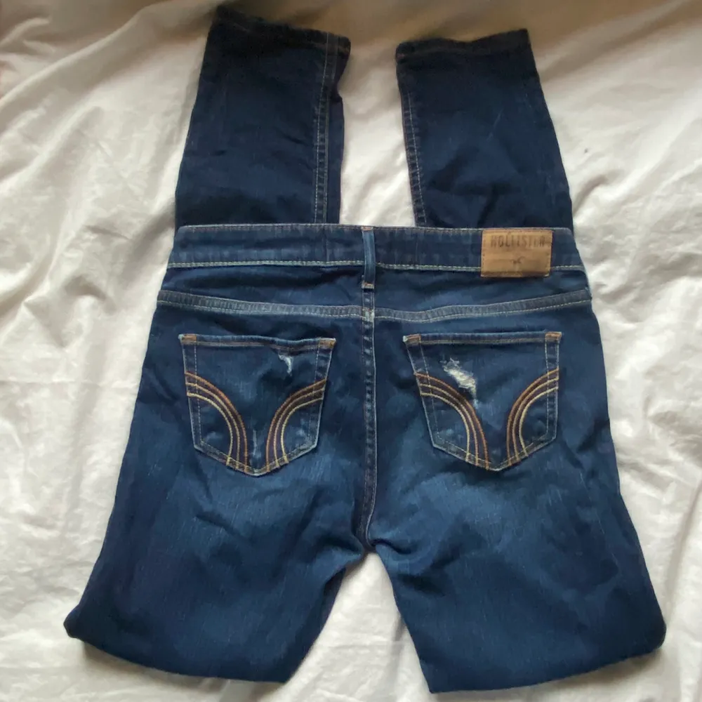 lågmidjade jeans från hollister i fint skick. Kommer tyvärr inte till användning längre eftersom de är för små för mig. 🥲 Skriv privar för fler bilder/mått. Köparen står för frakt. ❤️. Jeans & Byxor.