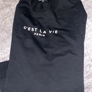 Avslappnad skön tröja  - Skön tröja finns svart och vit två för 250kr en för 150kr 