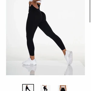 NVGTN svarta leggings - Säljer mina helsvarta NVGTN Black Solid Seamless Leggings i storlek S då XS satt bäst på mig. Detta är lätt de bästa träningsbyxor jag någonsin haft och dem är helt och hållet oanvända dem jag säljer. Bilden på de gråa byxorna tog jag med bara för man ser bättre där hur dem sitter (syns inte lika tydligt i bilden på de svarta)
