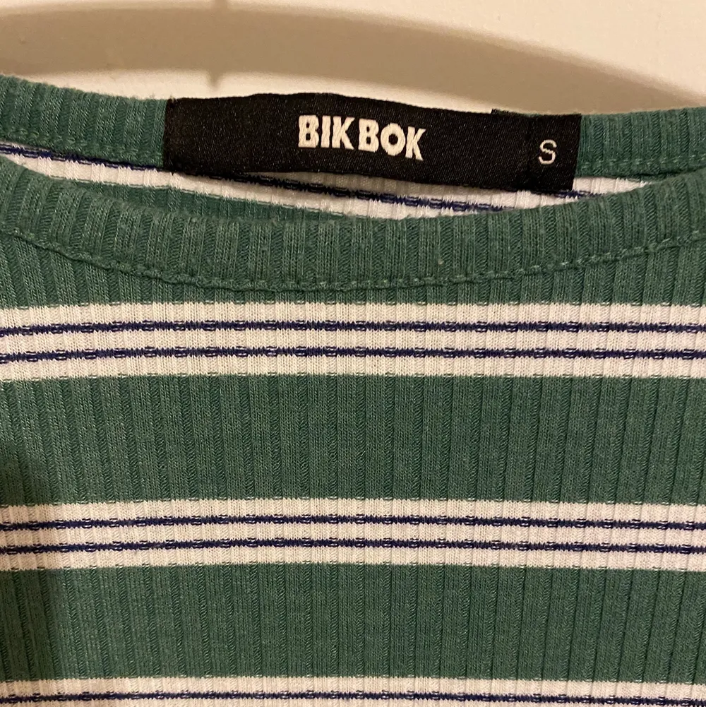 Grön-och vit-randig t-shirt från BikBok. Supersomrig i stretchigt material. T-shirts.