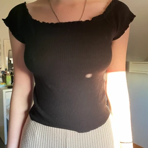 Ribbad topp - Ribbad topp med resor högst upp. Nypris 129kr