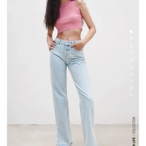Zara långa midwaist jeans - Säljer pga för små för mig. Inköpta i augusti och bra skick. Jag är 176 som referens och de är långa på mig (se bild 3)