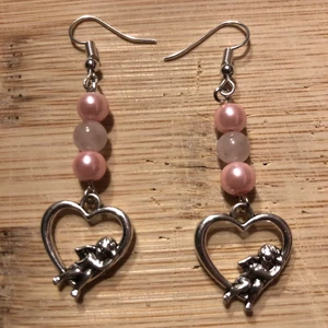 Örhängen med rosenkvarts  - Handgjorda örhängen med rosa pärlor och äkta rosenkvarts i mitten (billigare alternativ till likadana örhängen bara att dessa bara har en varsin pärla med rosenkvarts) 💕 betalning via swish FRI FRAKT