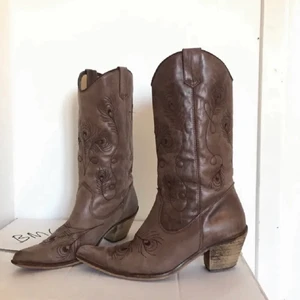 Cowboyboots  - Jätte jätte fina cowboyboots som jag värkligen älskar, problemet är bara att dom knappt har kommit till användning förutom på nyårsafton och julafton. Jag vet inte rikgit när dom skulle kunna komma till användning mer och det gör mig verkligen jätte ledsen men jag hoppas dom kommer till användning för någon annnan🥰 Dom är i bra skick kontakta gärna mig för mer bilder eller funderingar!❣️