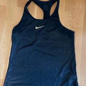 Linne  - Träningslinne från Nike. Superfint med guld i