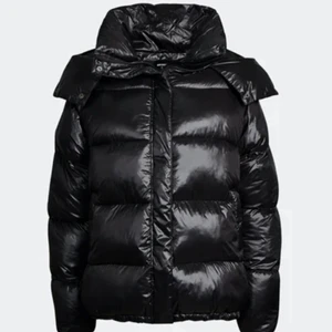 Bikbok jacka - Tänkte kolla intresset på denna fina slutsålda jacka ifrån bikbok i storlek M. Buda gärna i kommentarerna eller skriv till mig för prisförslag. Säljer endast vid bra bud✨✨(vid flera intresserade blir det budgivning)