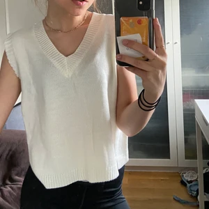 Vit stickad väst  - Säljer min oanvända vita väst-tröja som är stickad 💗 hur skön som helst men kommer ej till användning… dm för info/frågor, köpare står för frakt 😇