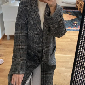 Grå mönstrad superfin kappa 😻 - En suuuuperfin grå mönstrad kappa (se mönster på sista bilden) köpt för 2 år sen och användts väldigt sparsamt. Köpt från zara och köptes för 799 men säljer för 170 kr 😘 köparen står för frakt 🥰 storleken är xs men den är oversize i modellen!
