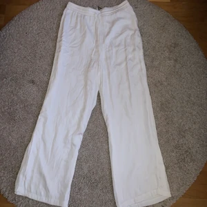 Stradivarius Byxor - Vita byxor från Stradivarius i strl L men skulle säga att det är närmre M i strl. Kan vara lite genomskinliga men om du har hudfärgat under borde det inte vara något problem! Som nya då prislappen fortfarande sitter på. Bra skick! Tunna och bekväma.