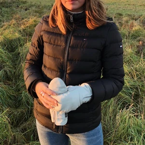 Dunjacka  - Svart dunjacka från Tommy Hilfiger. Använd men i väldigt gott skick. Stl: S  Nypris: 1200kr