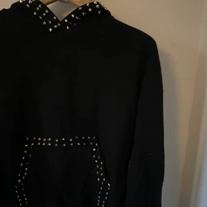 Hoddie med nitar - Säljer denna as coola hoddie med nitar. Den är så stor och mysig men samtidigt cool!