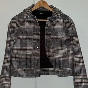 Kort kappa 🌶 - Intressekoll på min trendiga kappa från ginatricot, påminner lite om den populära kappan från arket. Knappt använd därav väldigt bra skick! Storlek s 💕