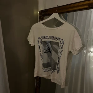 Vit T-shirt med tryck - Vit T-shirt med tryck