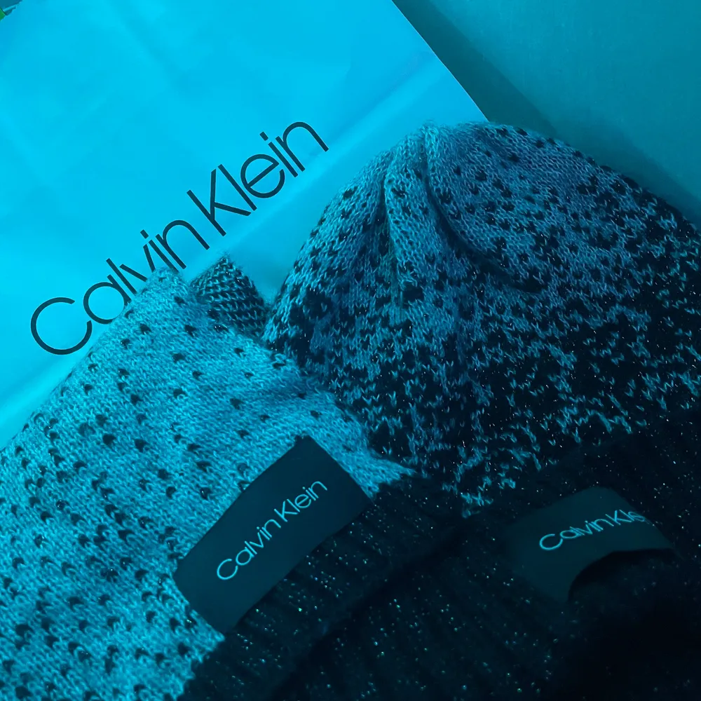 En mössa och en sjal från Calvin Klein. Köpta i en Calvin Klein butik i San Fransisco för 2 år sen. Aldrig använt sjalen men använt mössan 1 gång, inget märkvärdigt. Köpt för 800kr och säljes för 450kr men pris kan disskuteras. Frakt tillkommer ⚡️🖤. Övrigt.