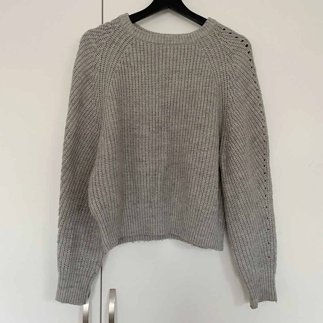 Grå stickad tröja tröja