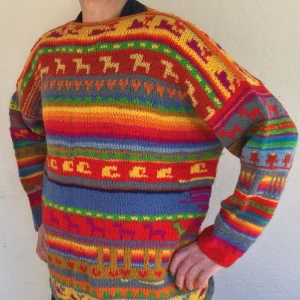 Hjemmeprodusert genser for en glad dag - Ca str. M/L Glade farver gjort av reste garn