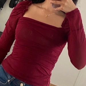 Vinröd tröja  - ❤️ Vinröd långärmad tröja, säljes som resterande plagg pga att jag har för mycket kläder, 100kr exklusive frakt, passar xs-s ❤️ OBS spegeln är smutsig inte plaggen 🦋
