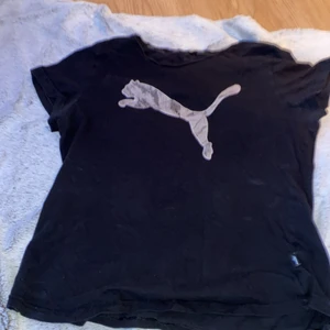 Svart puma t-shirt  - Svart puma t-shirt, använde mycket förr, fint skick 