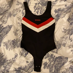 Levi’s body/swimsuit stl XS - Detta är en superfin body köpt på levi’s har bara använts en gång därav är den i nyskick men jag tycker det inte är min stil därför kanske någon annan kan använda denna mer istället. Den fungerar även som baddräkt. Den kommer från levi’s och är i samma material som en baddräkt skulle jag säga. Superfin och kan användas vid alla tillfällen. Den är i stl XS och sitter som en XS.