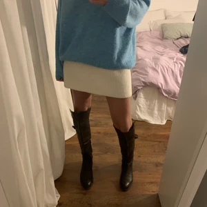 Cowboyboots - Bruna cowboyliknandeboots köpta secondhand men som tyvärr inte kommer till användning ⚡️ storlek 39 ⚡️ jag har inte använt de särskilt många gånger men de är inte i nyskick vilket syns ⚡️ jag är 165 cm och de sitter över knäna på mig, de går att vika ner som på bild 3⚡️ skriv privat för fler bilder ⚡️ 