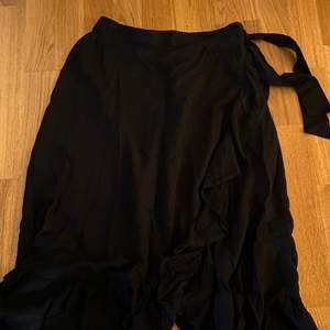 Säljer min svarta kjol som jag inte längre har användning för