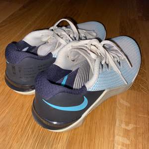 Nike Metcon strl 38,5 i skon men passar mer 38 då nike är små i storlekarna. Säljer pga fel storlek, använda några få gånger men fortfarande i riktigt bra skick. Bästa träningsskon enligt mig i övrigt. Ev frakt betalas av köparen. Finns i Malmö.