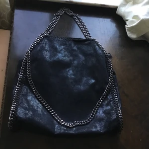 Liknade till Stella Mckortney väska - Säljer min söt treding väska som är i mycket bra skick och passar till allt.väskan är användade cirka 3 gånger.Säljer den eftersom den kommer inte till användning.Säljer 700