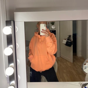 hoodie från weekday - Orange hoodie från weekday. Har inte fått någon användning för denna vilket är därför jag säljer den 💕