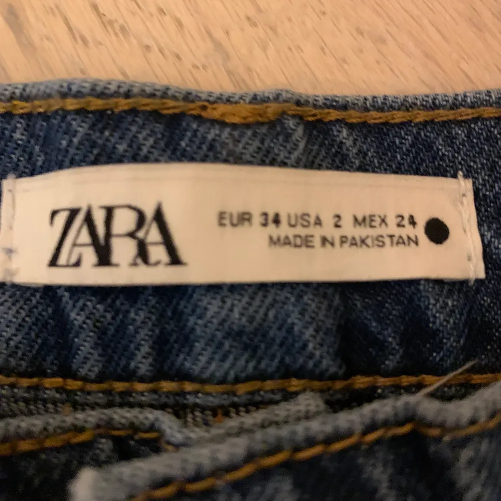 Mörkblå jeans från zara som säljs pga att dem är för långa.. Jeans & Byxor.