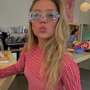 Solglasögon  - Säljer dessa lizmo solglasögon i blått transparent glas! 