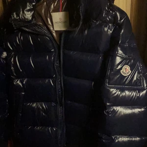 Moncler maya  - Säljer en moncler maya med färgen navy blue. Den är nästan helt ny. Äkthetsbevus finns! Den är i storlek 2. Skriv för mer info! Bättre att ta allt direkt