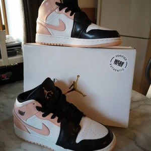 Air Jordan 1 Mid Crimson Tint  - Säljer mina fina Jordans då dom aldrig blir använda, endast använda ca 5-6 SPARSAMT. Fortfarande som nya. Köpta ifrån Wear The Talk nypris 2100kr. Om snabb affär kan tänka mig att gå ner i pris. Du står för frakten