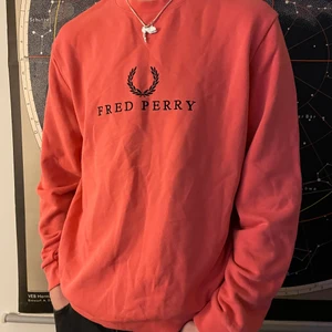 Fred perry sweatshirt - Fred Perry sweatshirt i rosa. Använd ca 3 gånger i nyskick, storlek M. Kom pm för fler bilder. Möts Stockholm annars frakt. Pris kan diskuteras vid snabb affär!