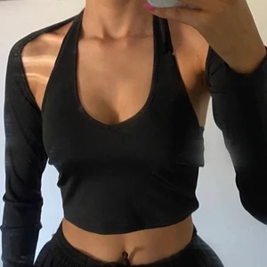 2 delars topp - En halterneck top med tillhörande bolero. Säljer då den inte kommit till användning. Skriv för egna bilder❤️