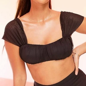 Topp - Svart liten topp från ASOS, lite genomskinliga axlar. Jättefin till fest, storlek 38. Aldrig använd, För mer bilder eller frågor skriv ett privat meddelande <3