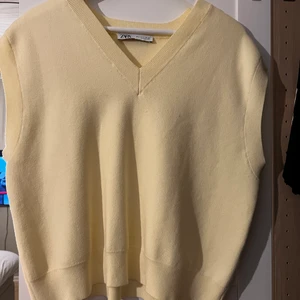 Gul väst från zara  - Säljer denna fina gula väst från zara, näst intill oanvänd och inga defekter. Säljer för 120 kr + frakt ( köparen står för frakten )