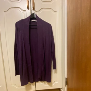 Lila cardigan  - Lila cardigan (färgen/nyansen på bild 1 är mest överensstämmande med färgen i verkligheten). Storlek: S. Aldrig använd, endast testad. 