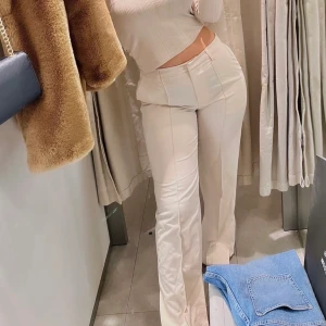 Byxor i Strl 38, från bikbok - Säljer då jag ej är i behov längre. Längden är perfekt på mig som är 1,70 lång.