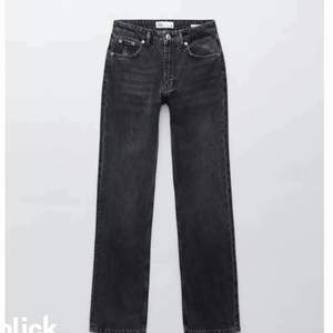 Populära Zara-jeans i svart/grå i storlek 36, nästan aldrig använda!